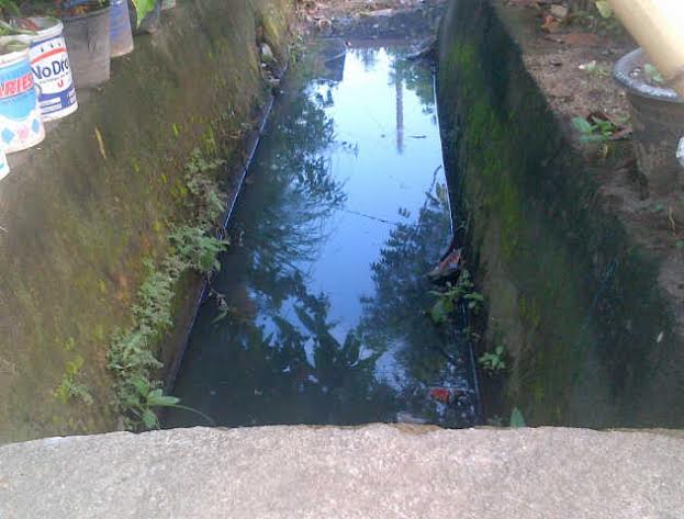 Drainase Keluarkan Bau Tak Sedap Selimuti Warga